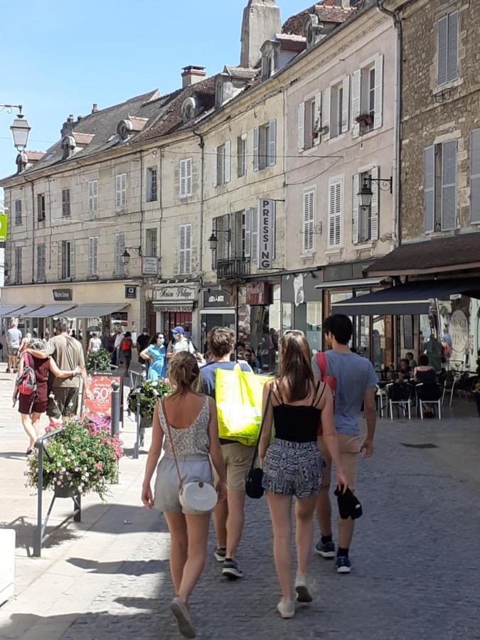 Appartement 48m2 pour 6 personnes au centre ville historique avec parking gratuit et une borne de recharge pour voiture à 10 metres Avallon Esterno foto