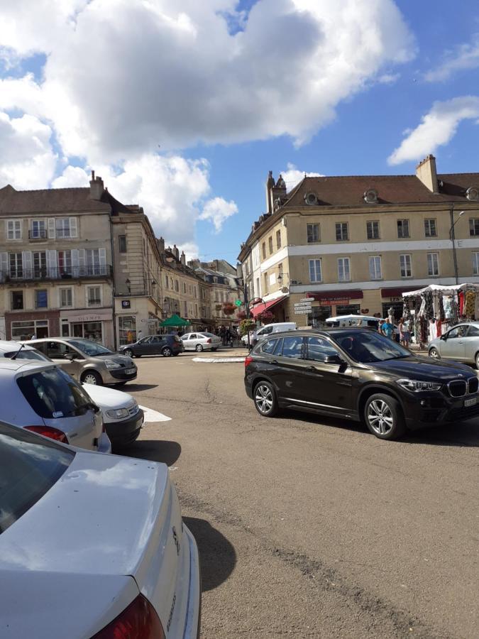 Appartement 48m2 pour 6 personnes au centre ville historique avec parking gratuit et une borne de recharge pour voiture à 10 metres Avallon Esterno foto