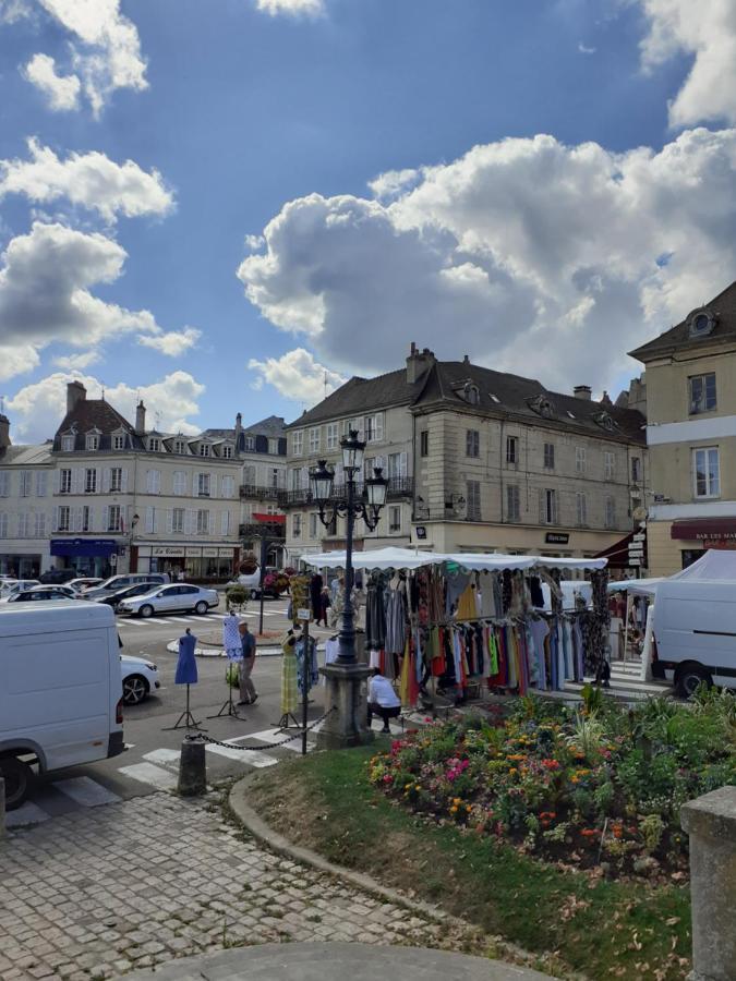 Appartement 48m2 pour 6 personnes au centre ville historique avec parking gratuit et une borne de recharge pour voiture à 10 metres Avallon Esterno foto
