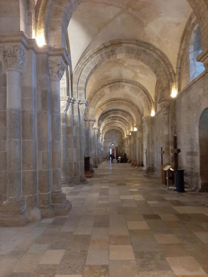 Appartement 48m2 pour 6 personnes au centre ville historique avec parking gratuit et une borne de recharge pour voiture à 10 metres Avallon Esterno foto