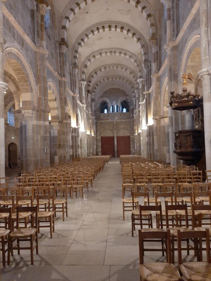 Appartement 48m2 pour 6 personnes au centre ville historique avec parking gratuit et une borne de recharge pour voiture à 10 metres Avallon Esterno foto