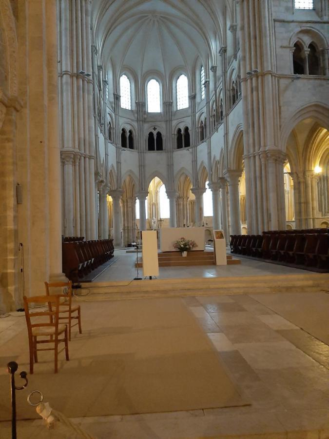 Appartement 48m2 pour 6 personnes au centre ville historique avec parking gratuit et une borne de recharge pour voiture à 10 metres Avallon Esterno foto